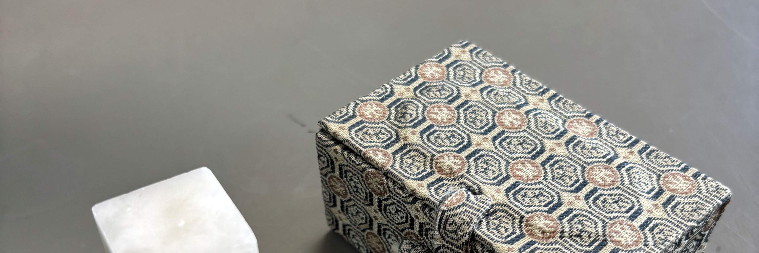 完成した印鑑を保管する箱や朱肉等をお持ちかえりいただけます。